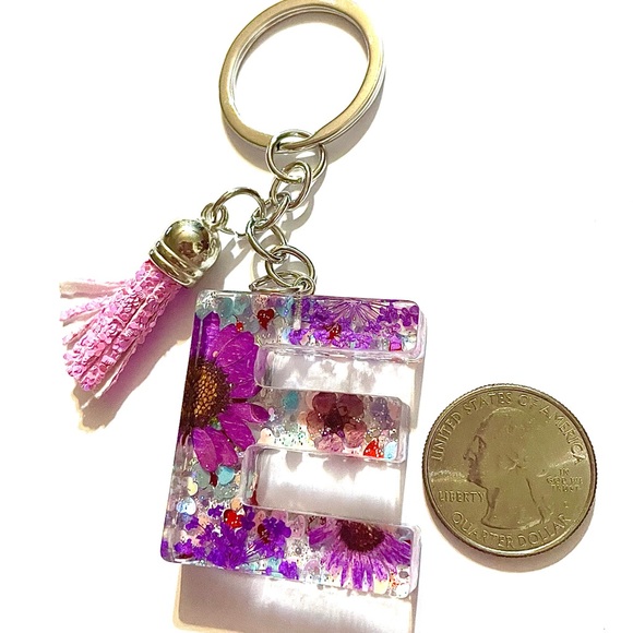 Purple Pressed Flower Resin Letter E Keychain - Picture 2 of 2